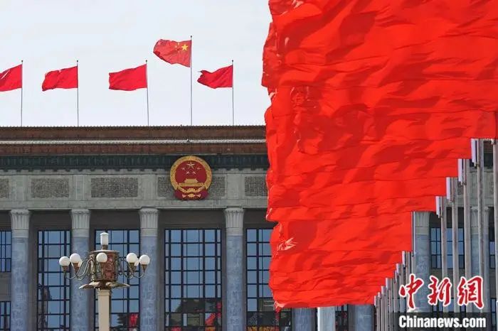 人民大会堂前红旗飘飘。 人民大会堂前红旗飘飘。